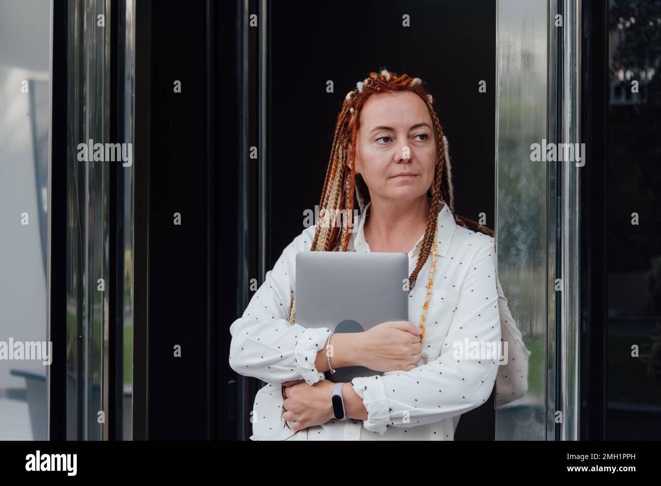 Woman welcoming at door hi-res stock photography and images - Alamy