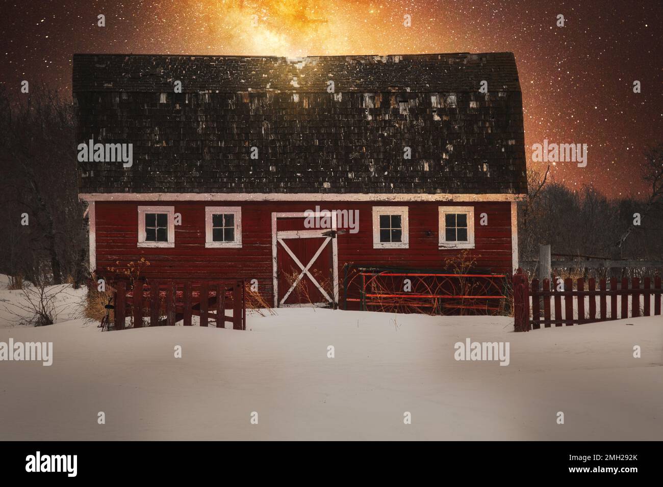 Red barn white picket fence hi-res stock photography and images - Alamy