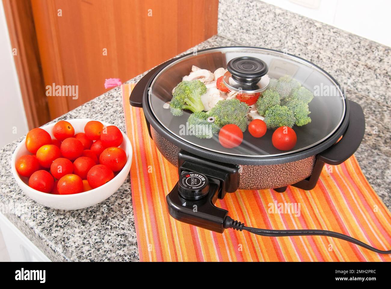 https://c8.alamy.com/comp/2MH2PRC/household-appliance-i-practice-electric-frying-pan-2MH2PRC.jpg