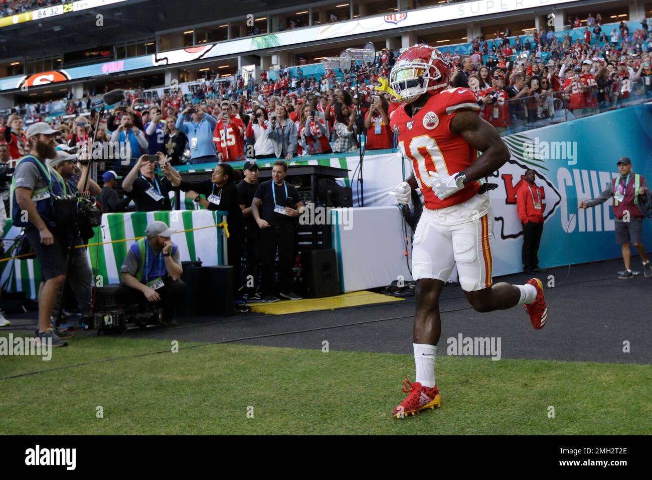 Kansas City Chiefs quarterback Patrick Mahomes (15) before the NFL Super  Bowl 54 football game against the San Francisco 49ers Sunday, Feb. 2, 2020,  in Miami Gardens, Fla. (AP Photo/Seth Wenig Stock Photo - Alamy