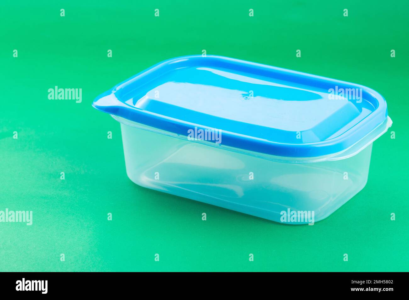 https://c8.alamy.com/comp/2MH5802/container-with-lid-for-food-on-green-background-2MH5802.jpg