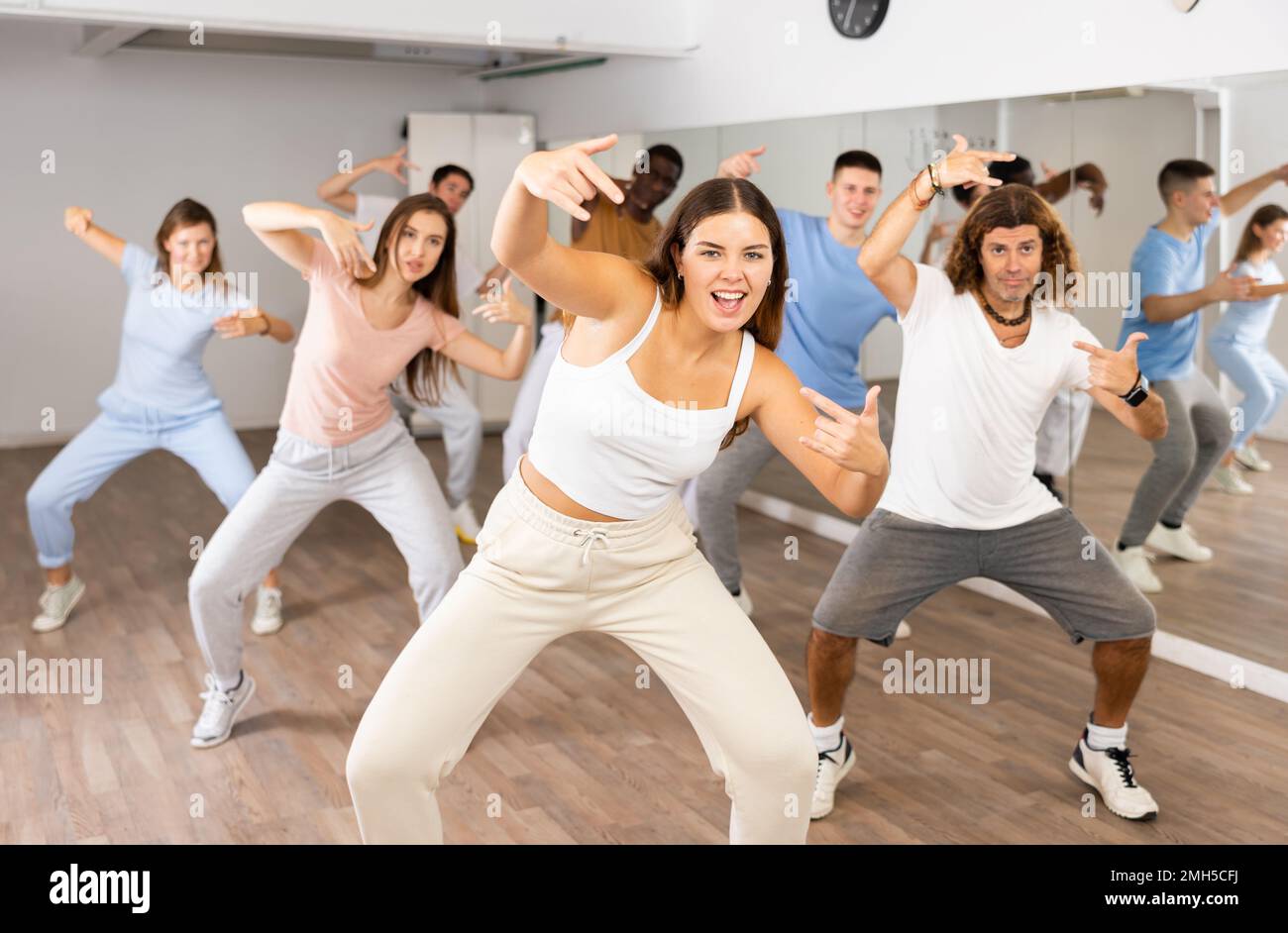 Sportive man woman performing hi-res stock photography and images - Alamy