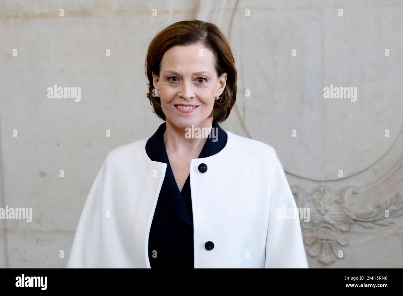 Sigourney Weaver poses before Dior Haute Couture Spring/Summer 2020