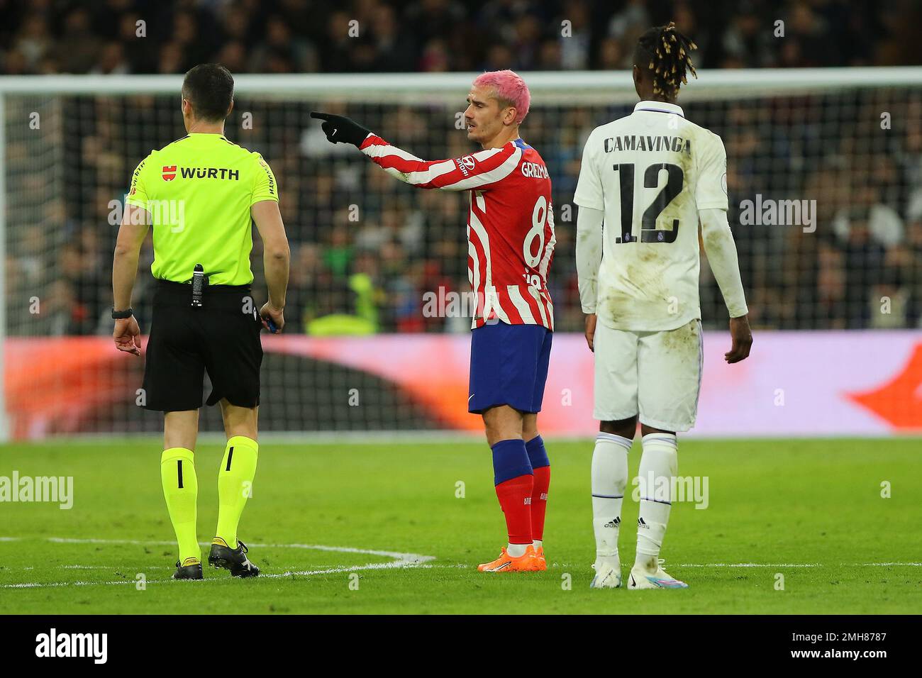 Madrid, Spain. 28th Oct, 2022. Atletico´s Griezmann speaks with referee during Copa del Rey Match Day 6 between Real Madrid C.F. and Atletico de Madrid at Santiago Bernabeu Stadium in Madrid, Spain, on January 27, 2023 (Photo by Edward F. Peters/Sipa USA) Credit: Sipa USA/Alamy Live News Stock Photo