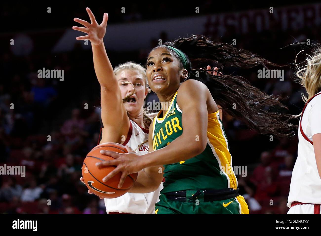 Baylor guard Te'a Cooper, center right, drives past Oklahoma guard