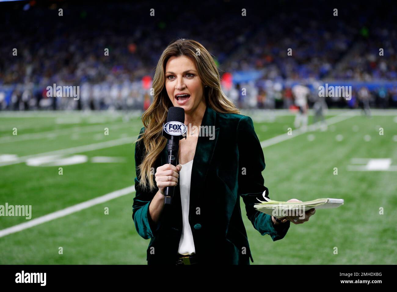 FOX Sports reporter Erin Andrews is seen before an NFL football game  between the Dallas Cowboys and the Washington Commanders, Sunday, Oct. 2,  2022, in Arlington. (AP Photo/Tyler Kaufman Stock Photo - Alamy