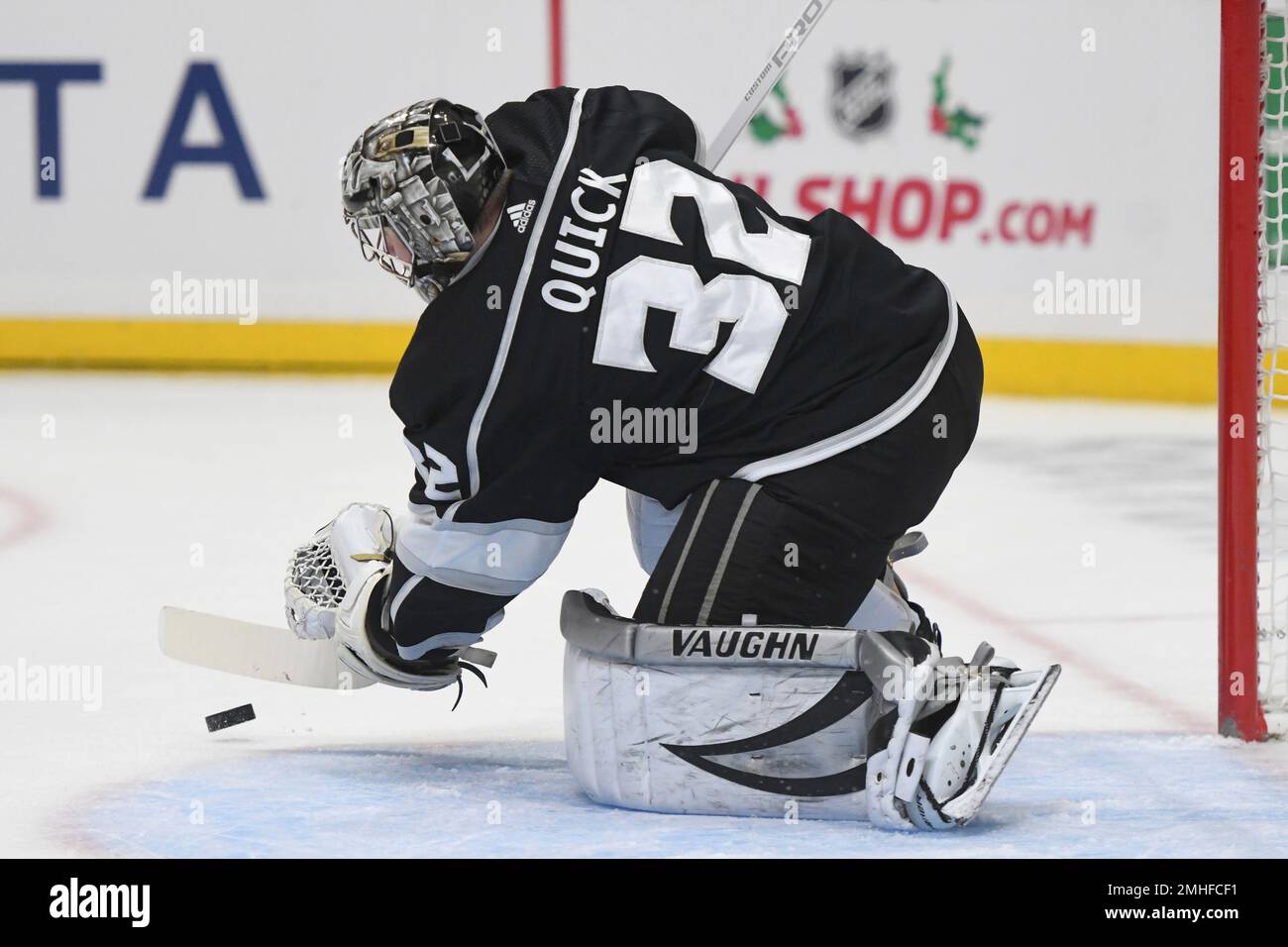 Los Angeles Kings goalie Jonathan Quick (32) during the NHL game between the  Los Angeles Kings and the Carolina Hurricanes at the PNC Arena Stock Photo  - Alamy