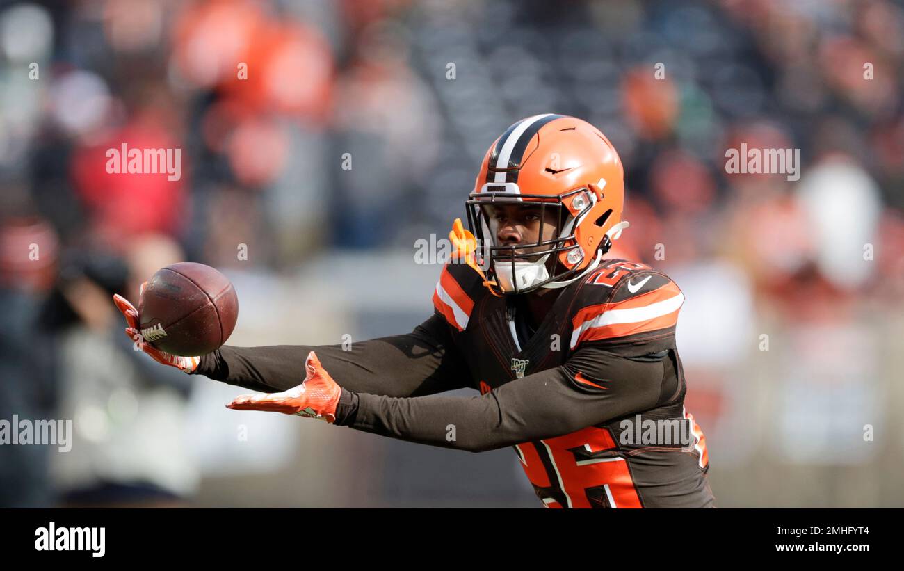 Cleveland Browns cornerback Greedy Williams warmsup before an NFL