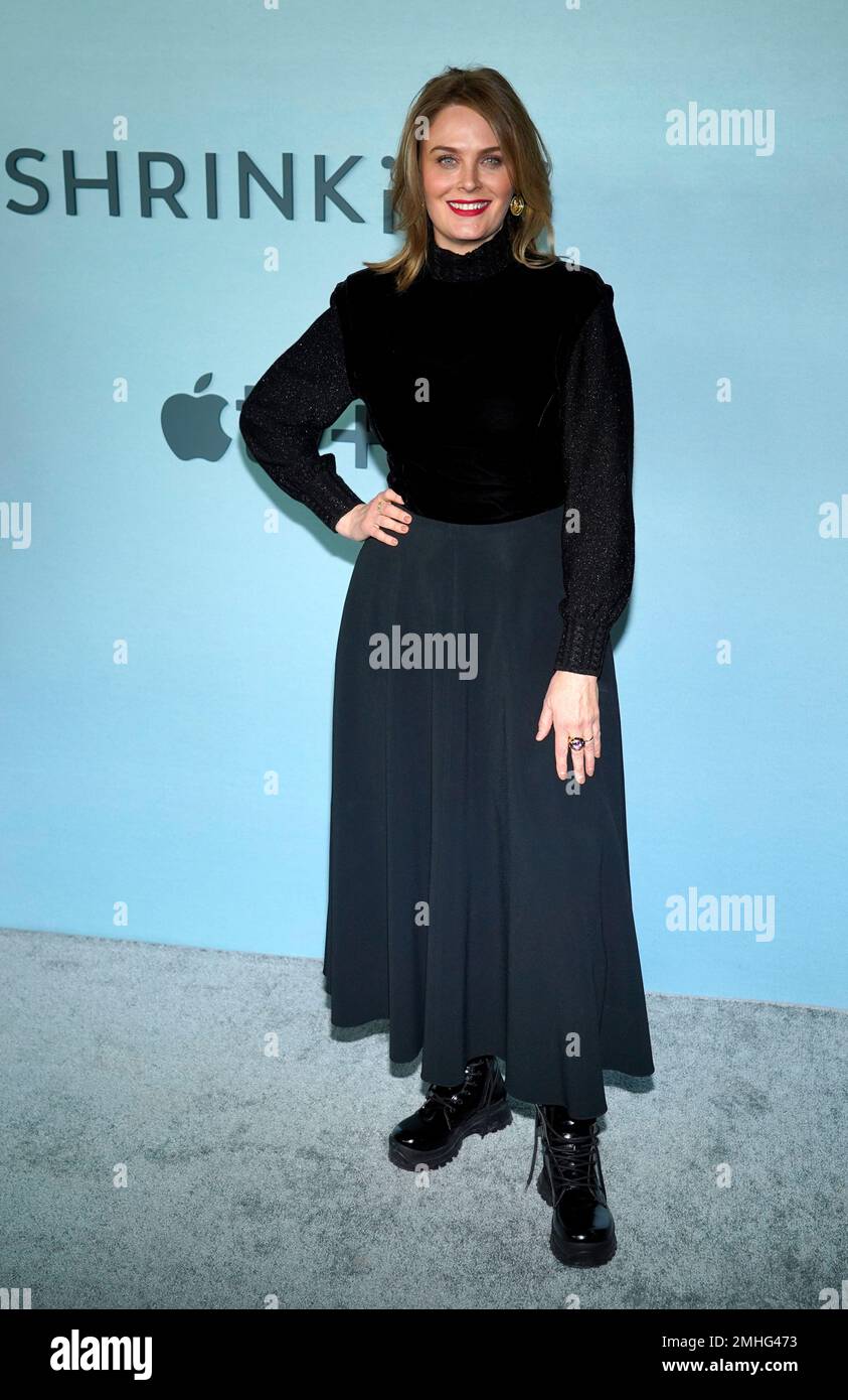 emily-deschanel-poses-at-the-premiere-of-the-apple-tv-series