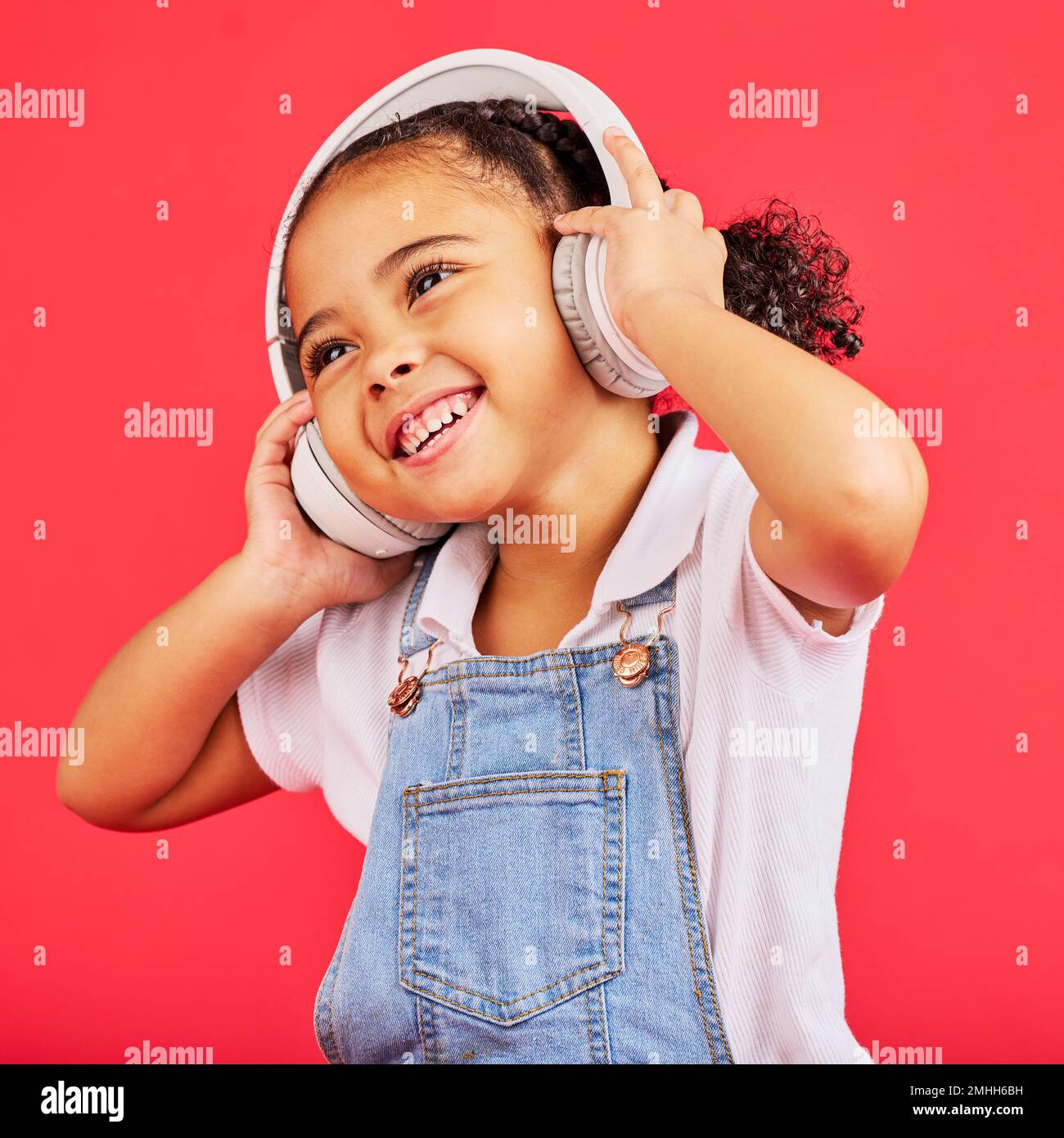 Children listening to radio hi-res stock photography and images - Alamy