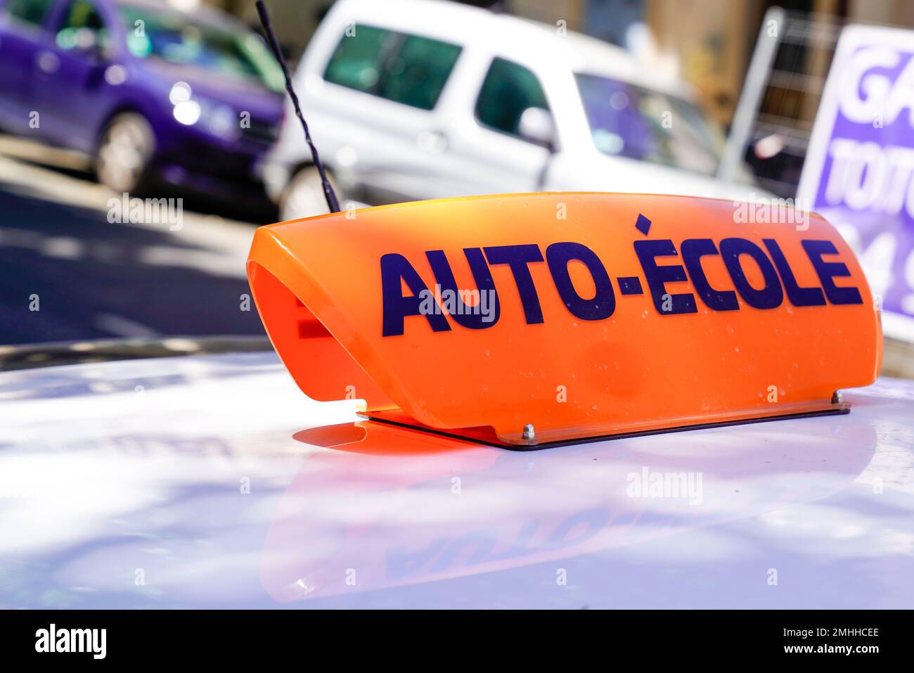 auto ecole text in french means driving school sign write on education learning car roof Stock Photo