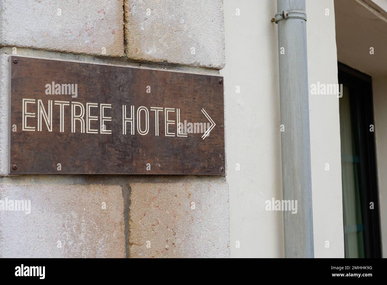 entree hotel means in french entrance to hotel sign text on old panel in tourist city Stock Photo