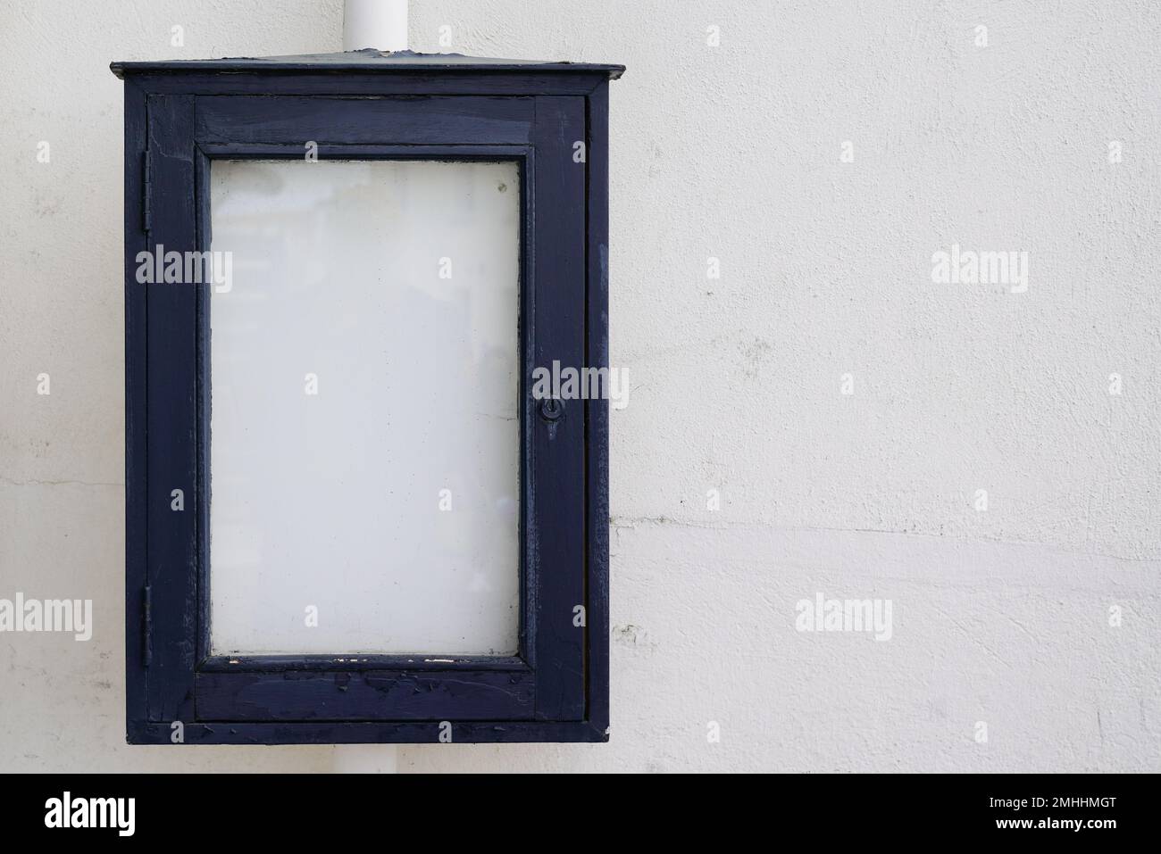 Blank white restaurant menu empty vintage mockup signboard on facade ...
