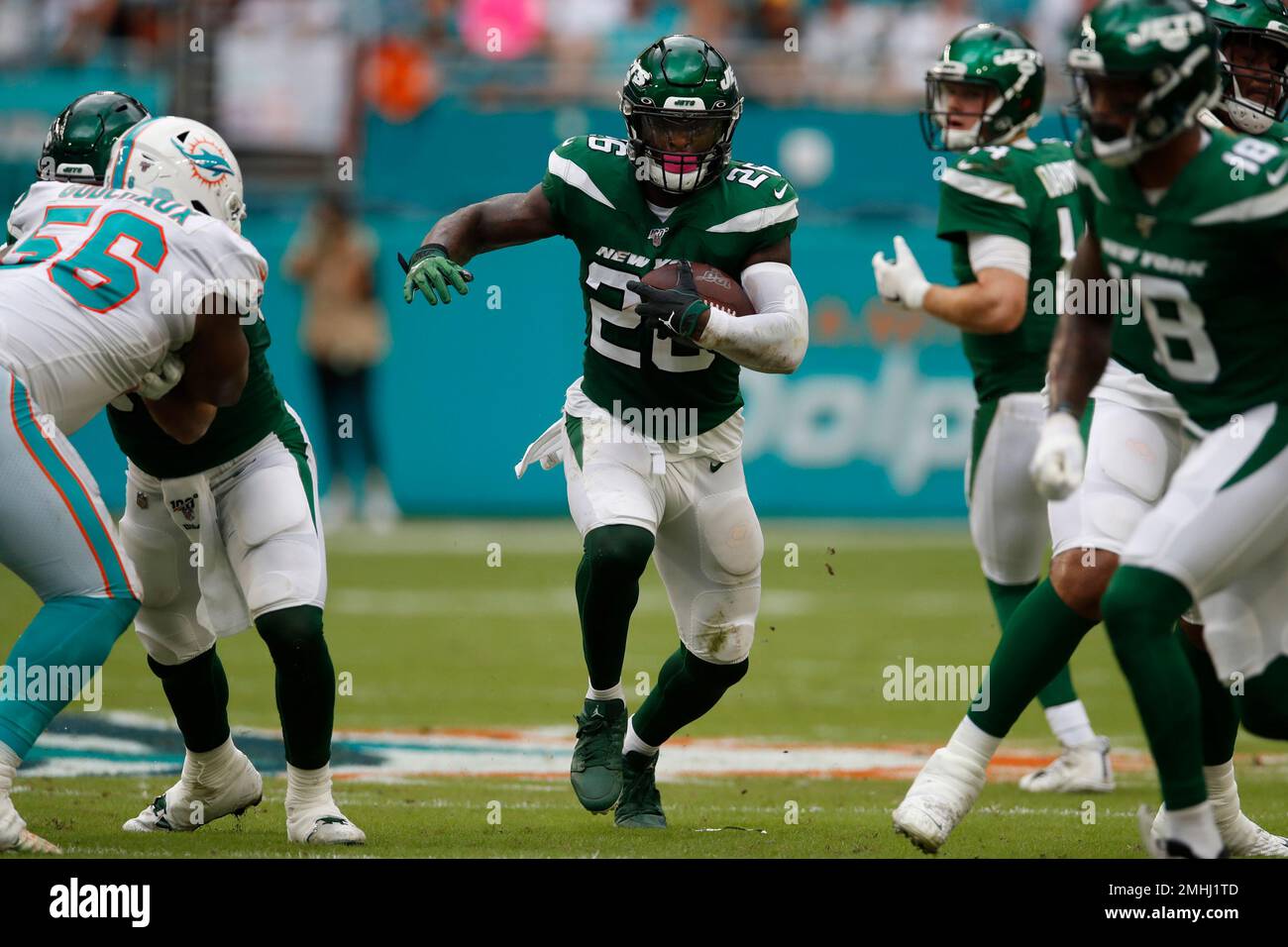 New York Jets running back Le'Veon Bell (26) runs the ball against the ...