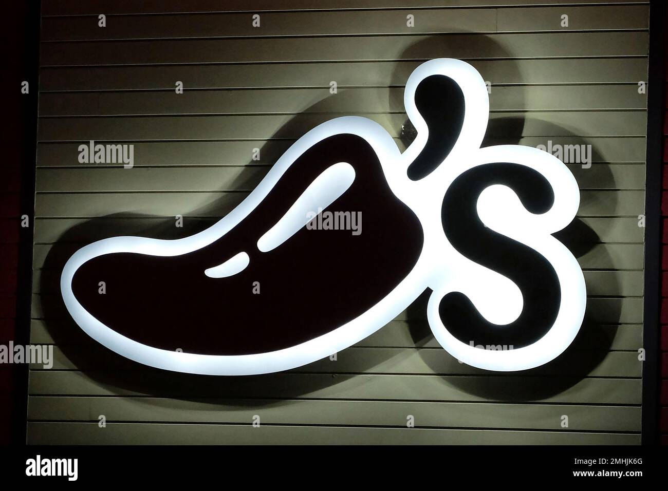 A Chili's restaurant logo stands lit in El Paso, Tex., Wednesday, Oct. 23,  2019. (AP Photo/Rogelio V. Solis Stock Photo - Alamy