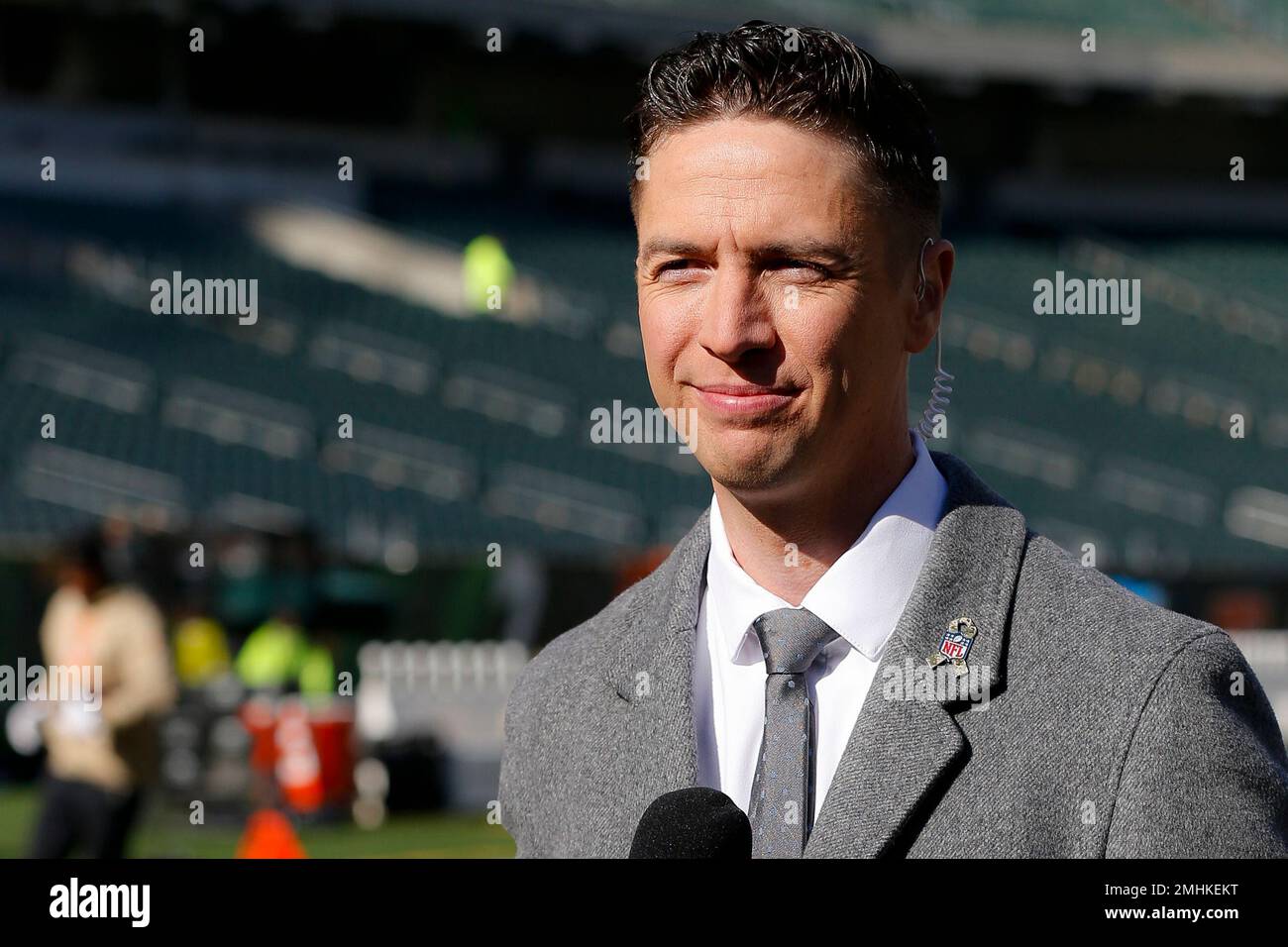 Tom Pelissero reports for the NFL Network before an NFL football game  between the Detroit Lions and Seattle Seahawks in Detroit, Sunday, Sept.  17, 2023. (AP Photo/Paul Sancya Stock Photo - Alamy