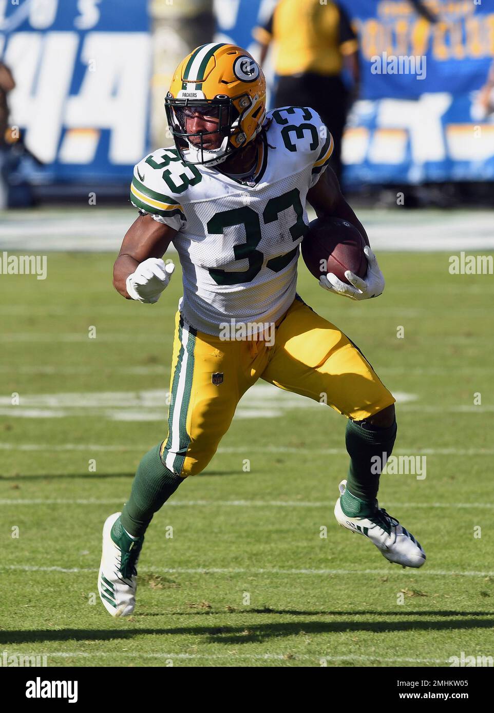 Green Bay Packers running back Aaron Jones (33) runs the ball as