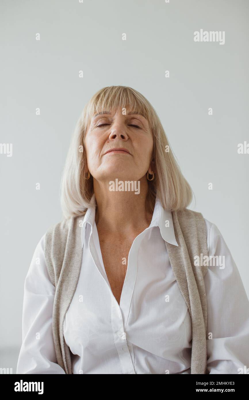 White grey gray hair haired hi-res stock photography and images - Alamy