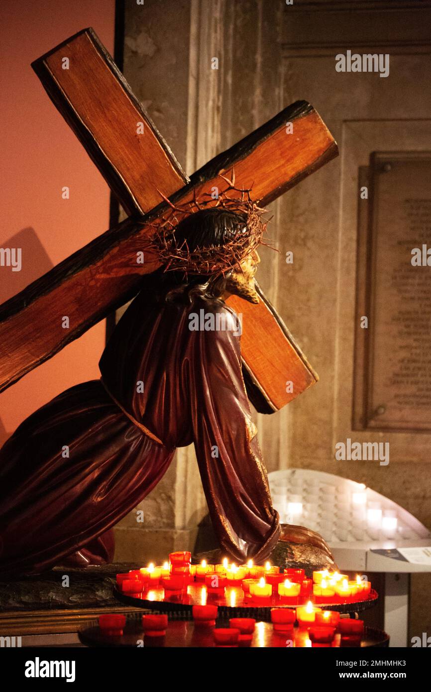 Statue of Jesus carrying the cross Stock Photo - Alamy