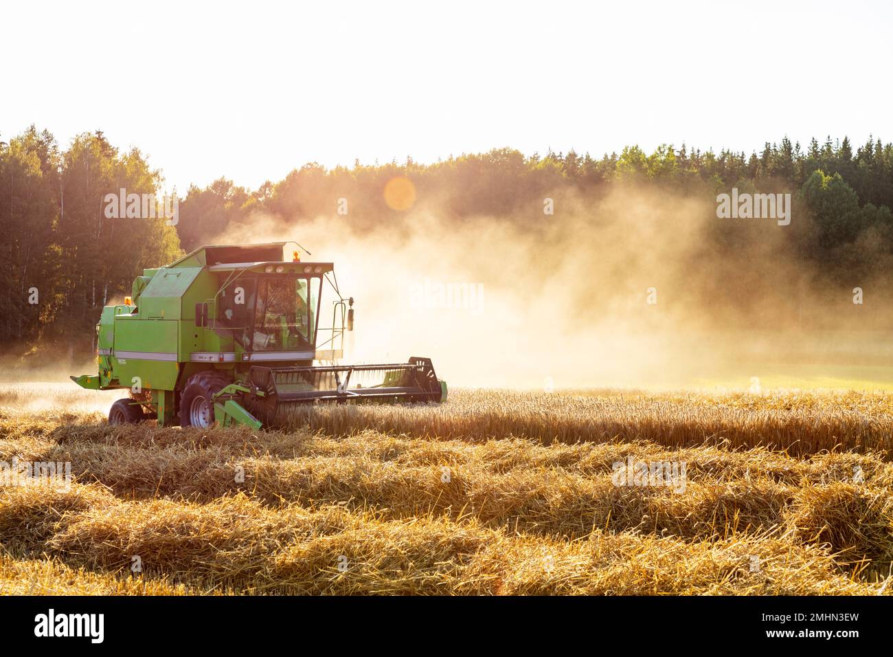 Combine harvester farm hi-res stock photography and images - Alamy