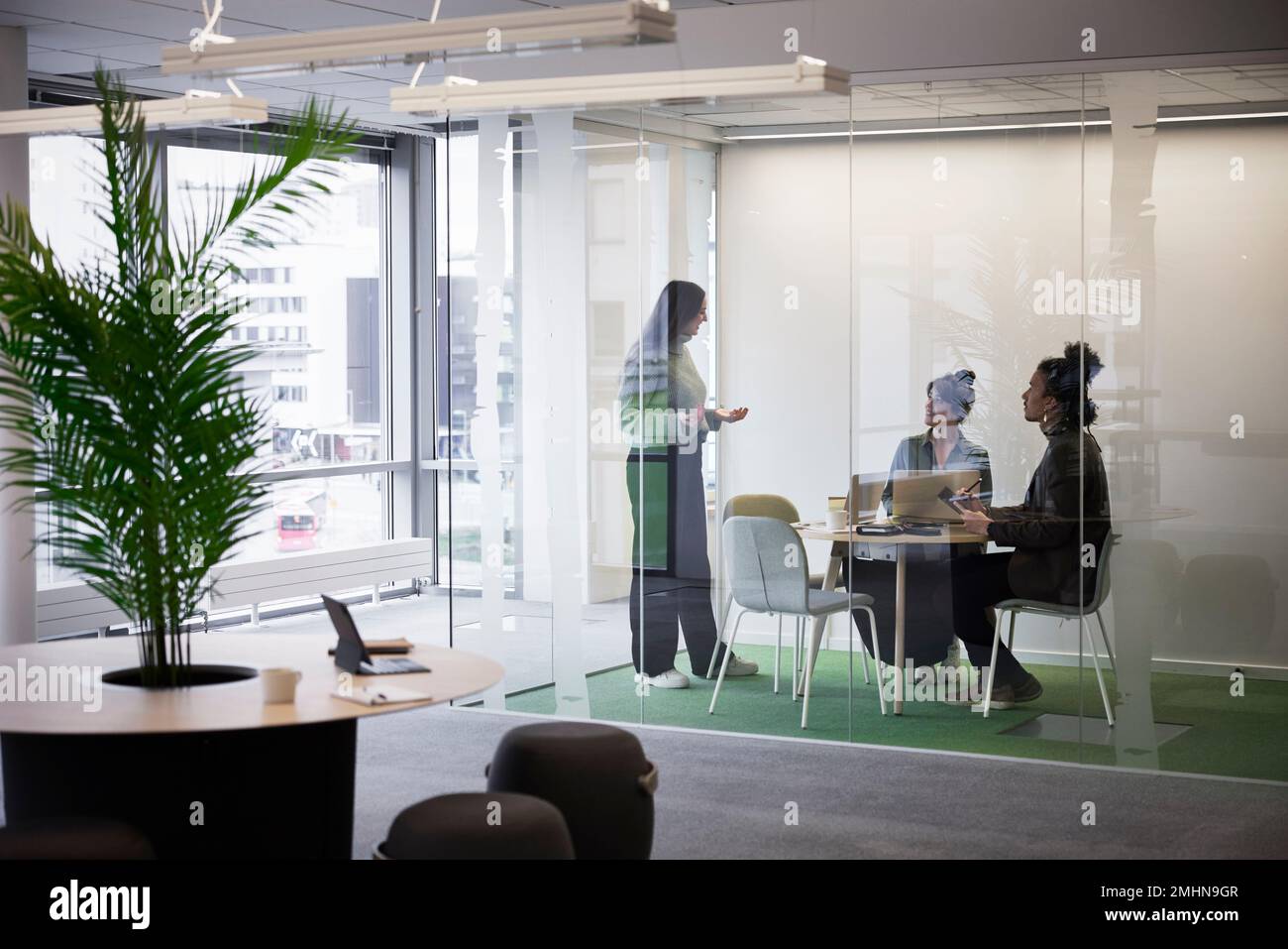 Business relationship office people hi-res stock photography and images ...
