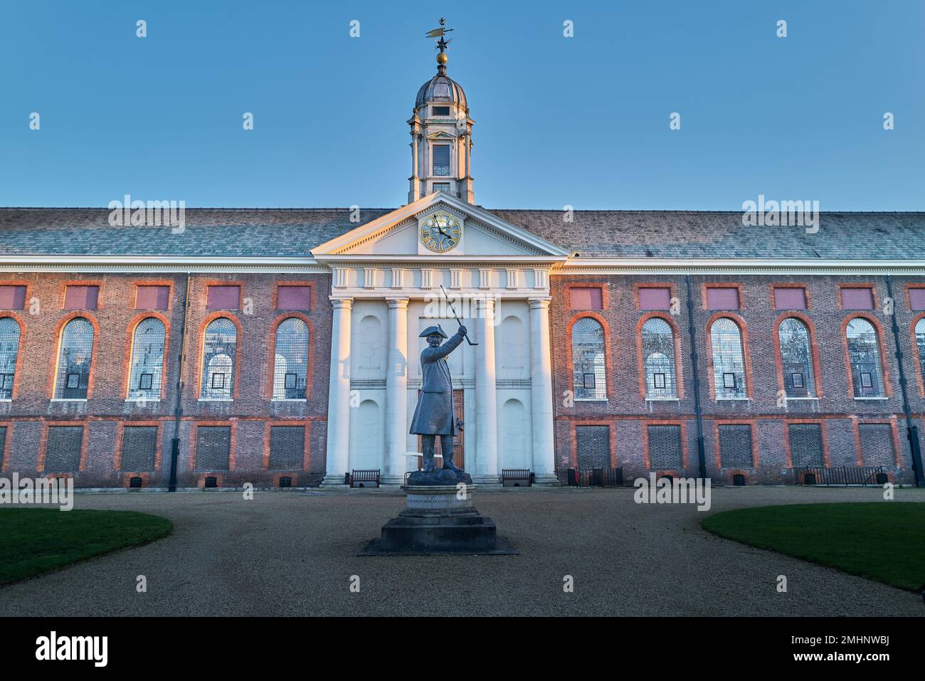 Main entrance to Royal Chelsea Hospital, London, England, founded in ...