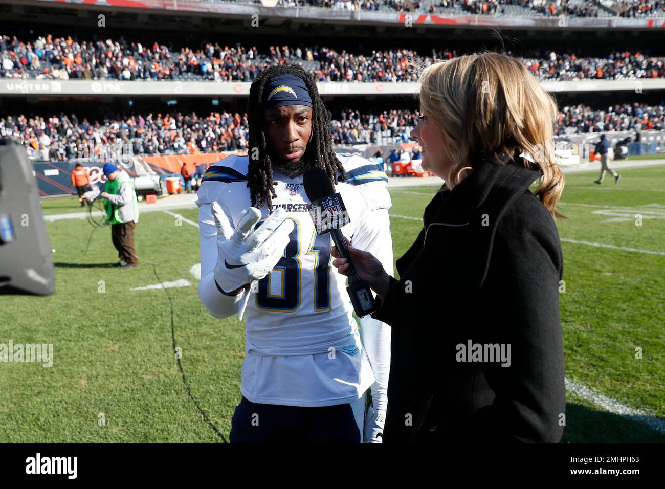 Watch: Even Billy Buffalo can't knock NFL Network's Stacey Dales off her  game