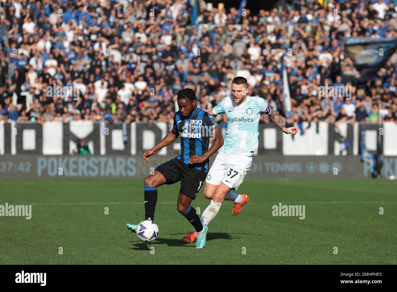 Bergamo, Italy, 13th November 2022. Ademola Lookman of Atalanta is pursued by Milan Skriniar of FC Internazionale during the Serie A match at Gewiss Stadium, Bergamo. Picture credit should read: Jonathan Moscrop / Sportimage Stock Photo