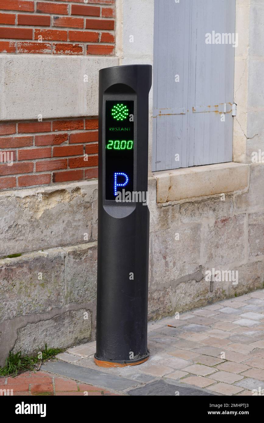 parking meter machine that displays the time remaining for the police to issue a fine Stock Photo