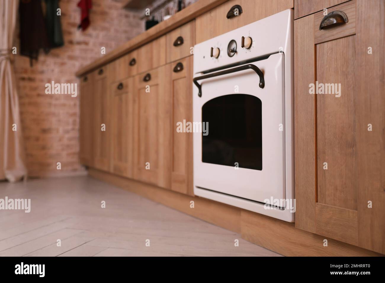 Mid century Creda Carefree freestanding electric cooker in an old fashioned  kitchen Stock Photo - Alamy