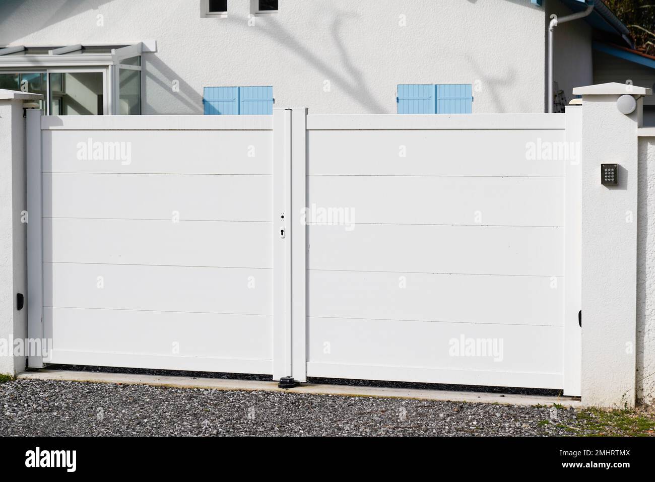 White garage gate small hi-res stock photography and images - Alamy