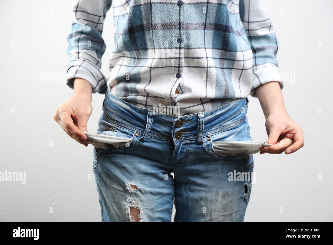 Hands showing empty pockets hi-res stock photography and images - Alamy
