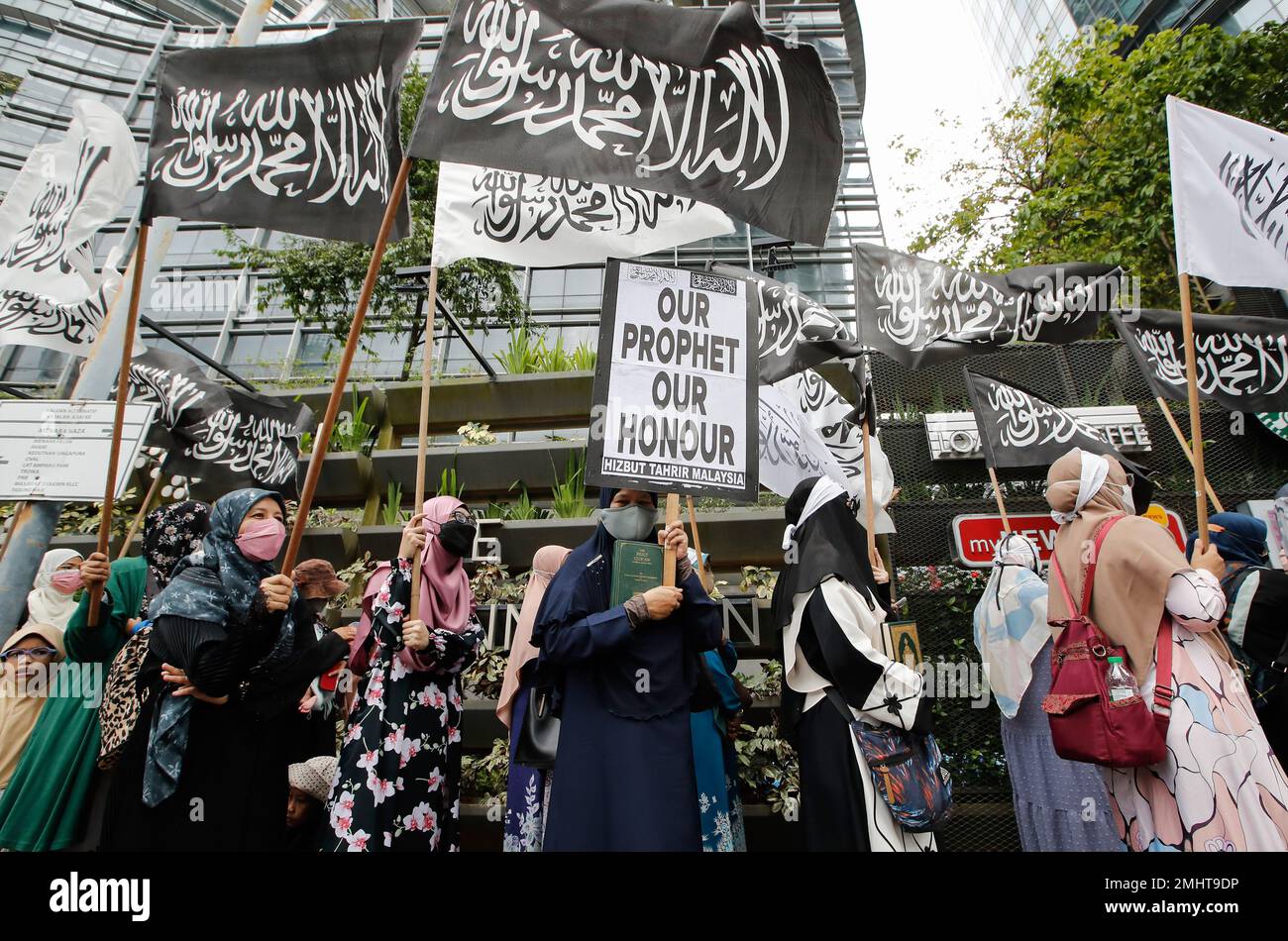 Kuala Lumpur, Malaysia. 27th Jan, 2023. Malaysian Muslims hold flags and a placard outside the Netherlands embassy during the protest against the recent of a Dutch, an anti-Islam group who tore out pages of the Quran in The Hague and Swedish-Danish anti-Islam group set-fire to a copy of the Quran in Stockholm. The Quran-burning incident sparked outrage among Muslims worldwide. Credit: SOPA Images Limited/Alamy Live News Stock Photo