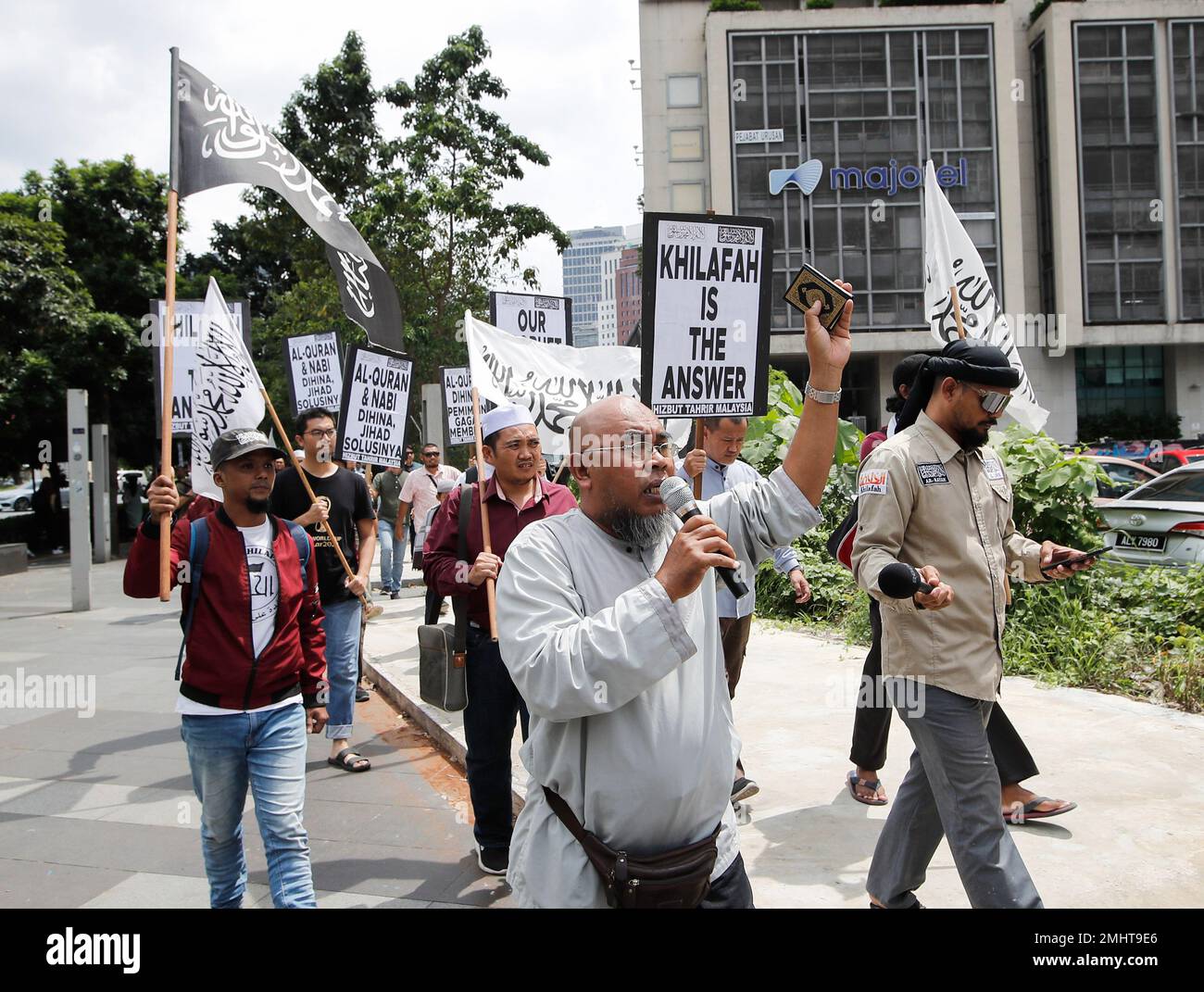 Kuala Lumpur, Malaysia. 27th Jan, 2023. Malaysian Muslims hold flags and placards as they march toward the Netherlands embassy during the protest against the recent of a Dutch, an anti-Islam group who tore out pages of the Quran in The Hague and Swedish-Danish anti-Islam group set-fire to a copy of the Quran in Stockholm. The Quran-burning incident sparked outrage among Muslims worldwide. Credit: SOPA Images Limited/Alamy Live News Stock Photo