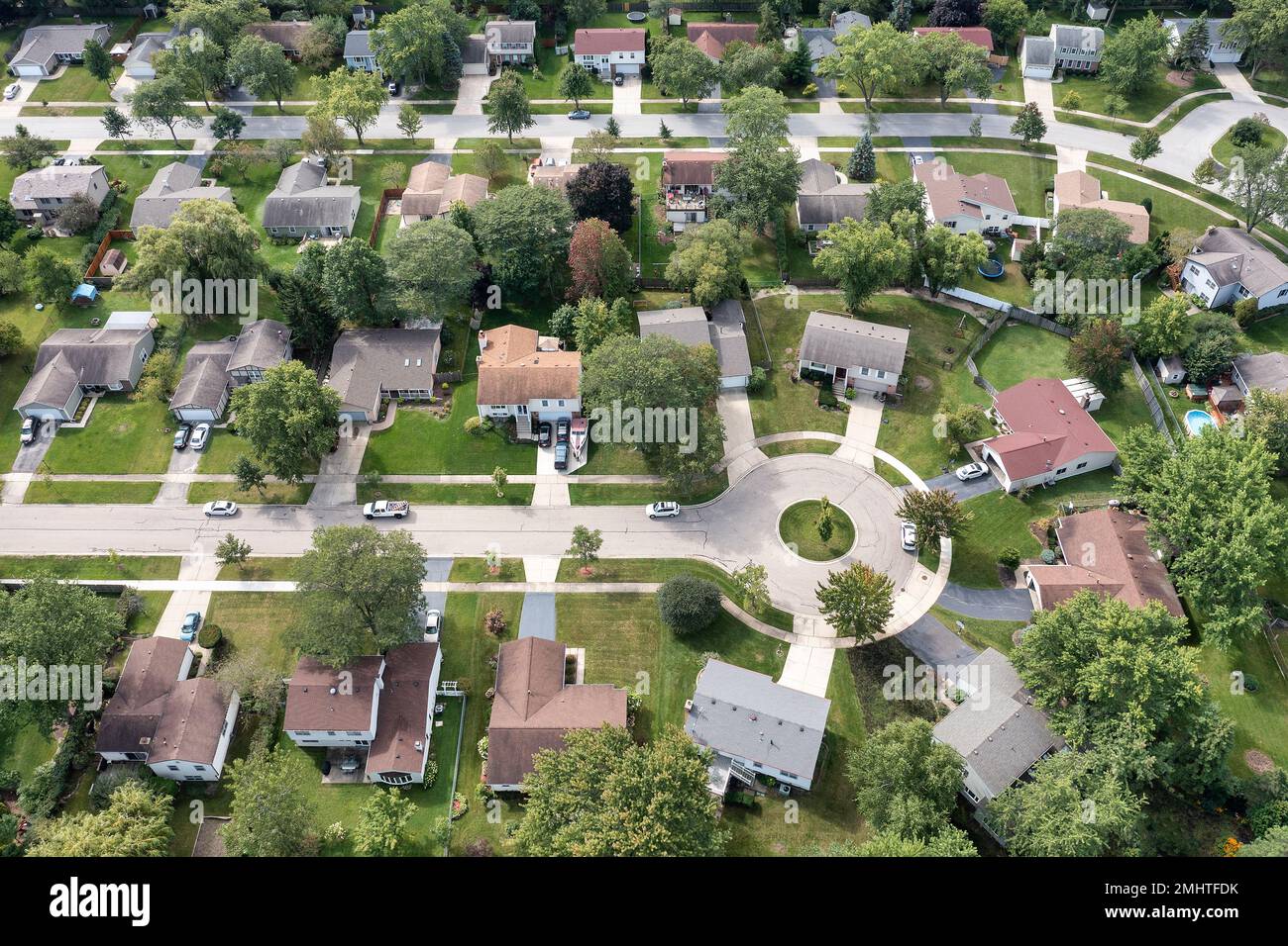 Aerial view of a tree-lined neighborhood in a cul-de-sac in a Chicago ...