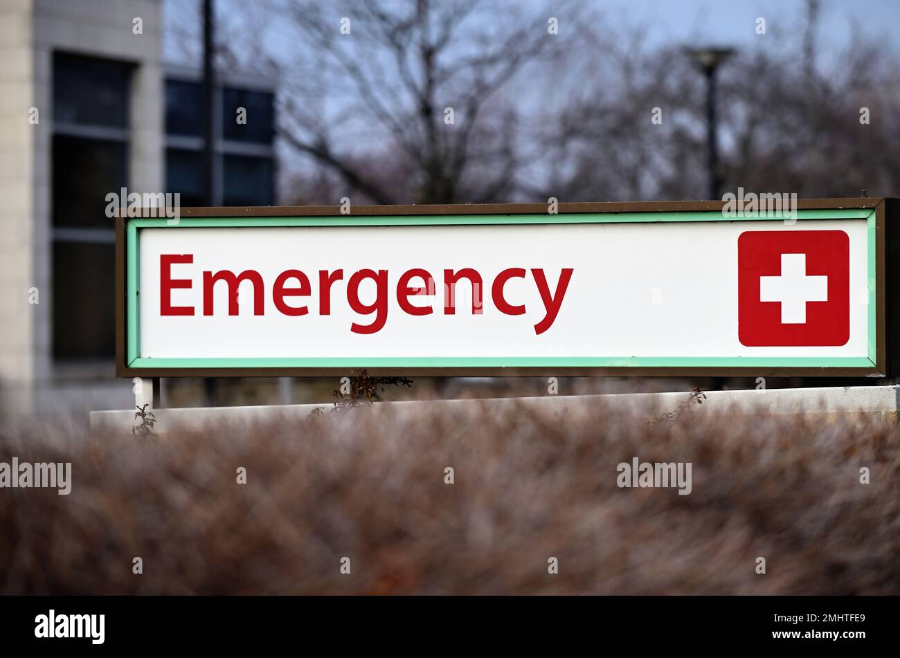 Winfield, Illinois, USA. Sign helping to direct people to the Emergency Room services at a major trauma center in suburban Chicago. Stock Photo