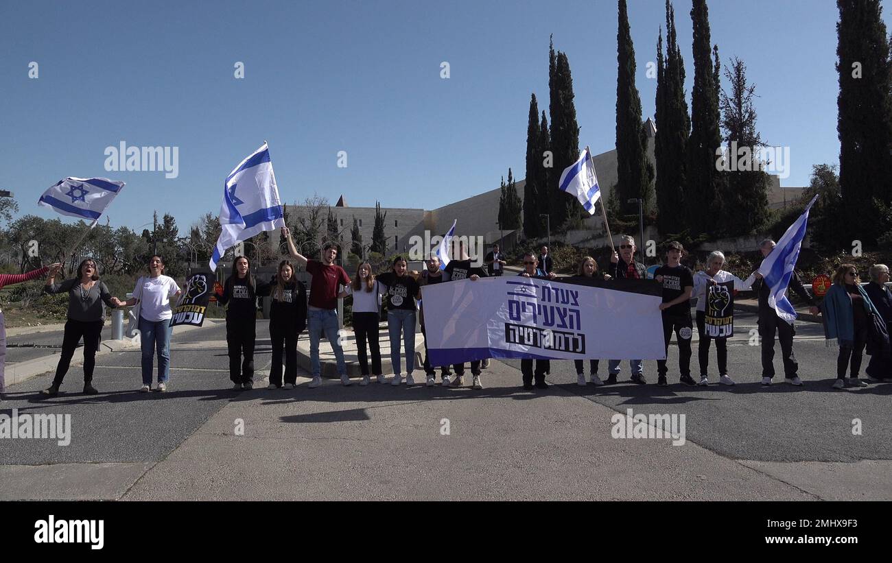JERUSALEM, ISRAEL - JANUARY 27: Israeli activists hold Israeli flags as they form a human chain outside Israel's Supreme Court during a demonstration against Israel's new government judicial system plan that aims to weaken the country's Supreme Court on January 27, 2023, in Jerusalem, Israel. For a fourth weekend protestors rallied against the wide ranging and controversial reform in Israel's legal system. Credit: Eddie Gerald/Alamy Live News Stock Photo