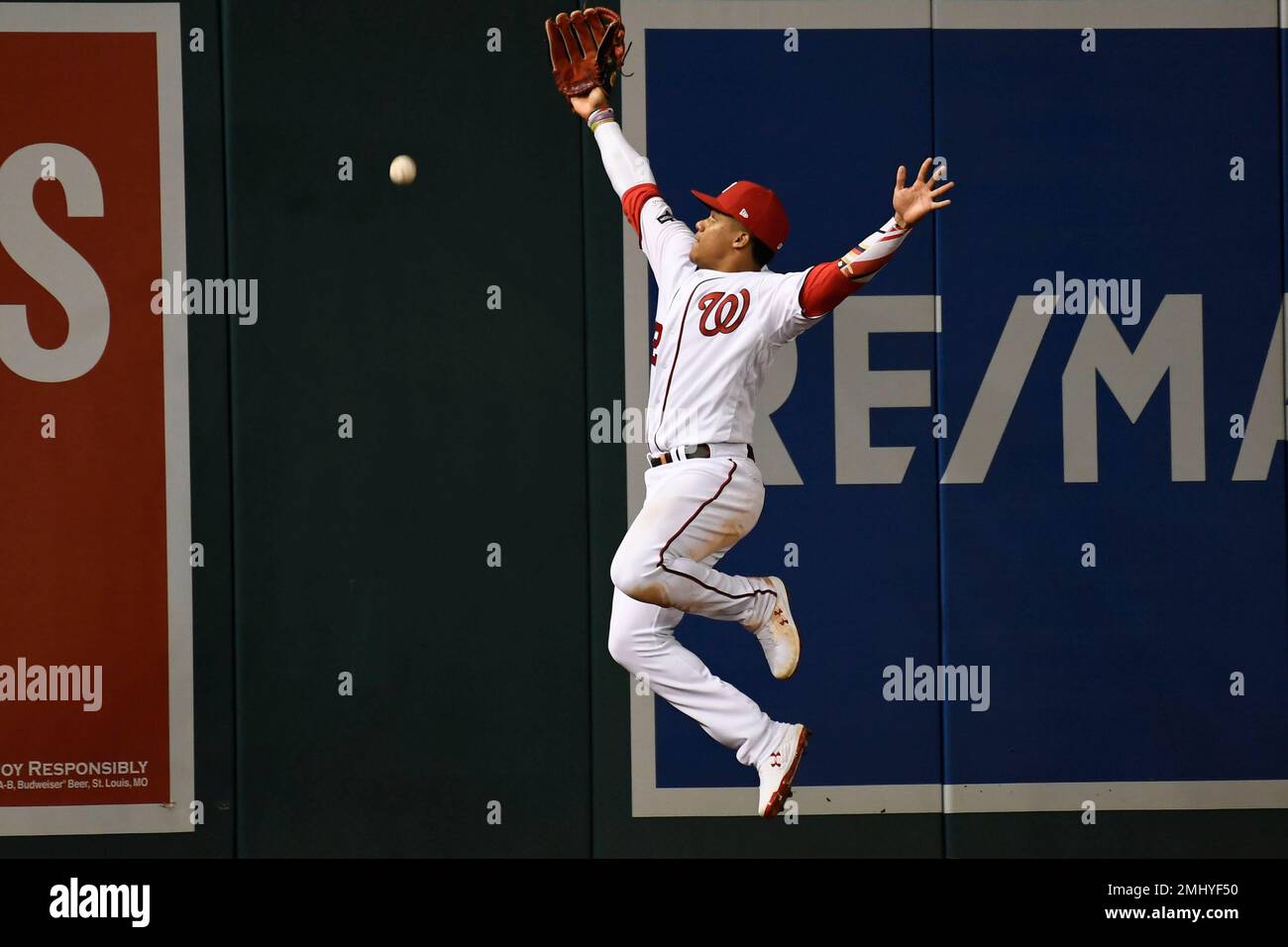 LOS ANGELES, CA - OCTOBER 06: Washington Nationals Juan Soto