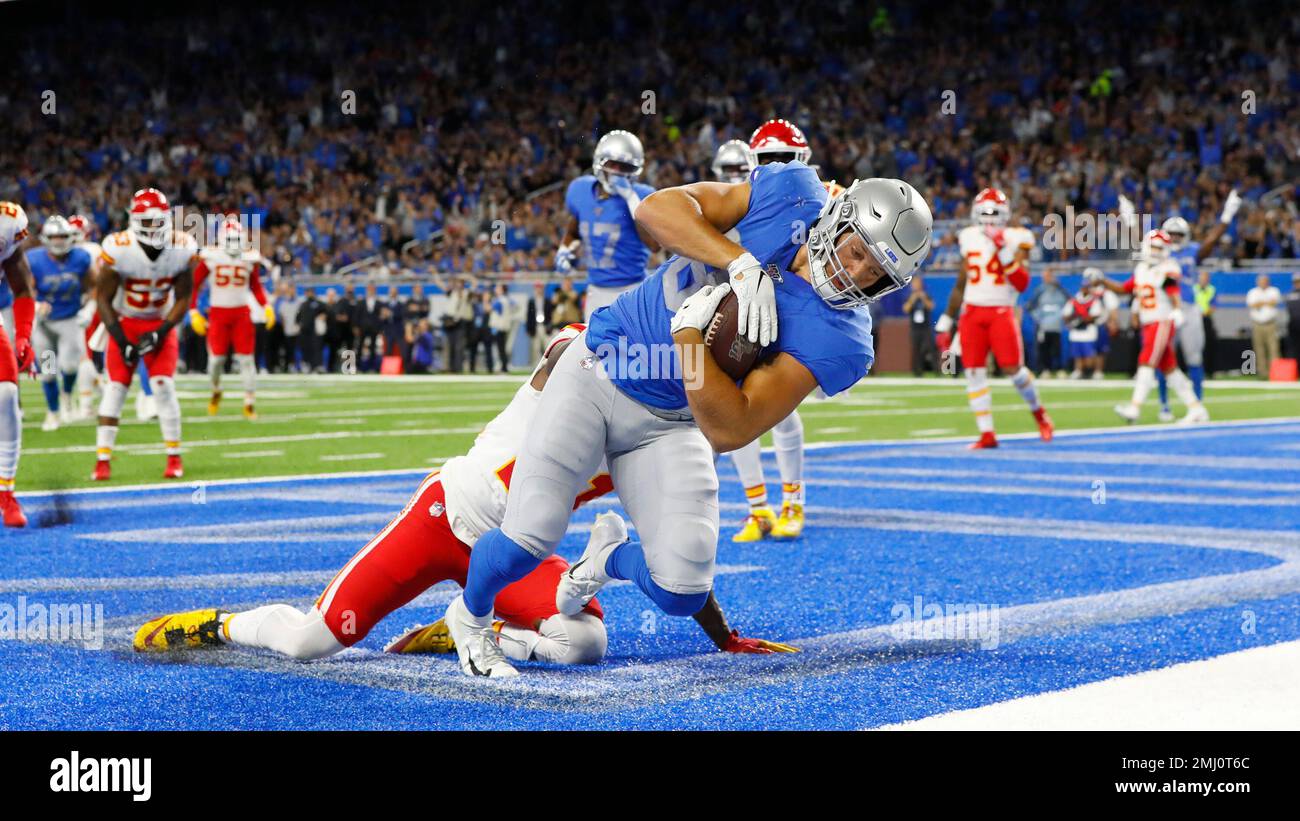 Detroit Lions tight end T.J. Hockenson (88) catches a touchdown pass as ...