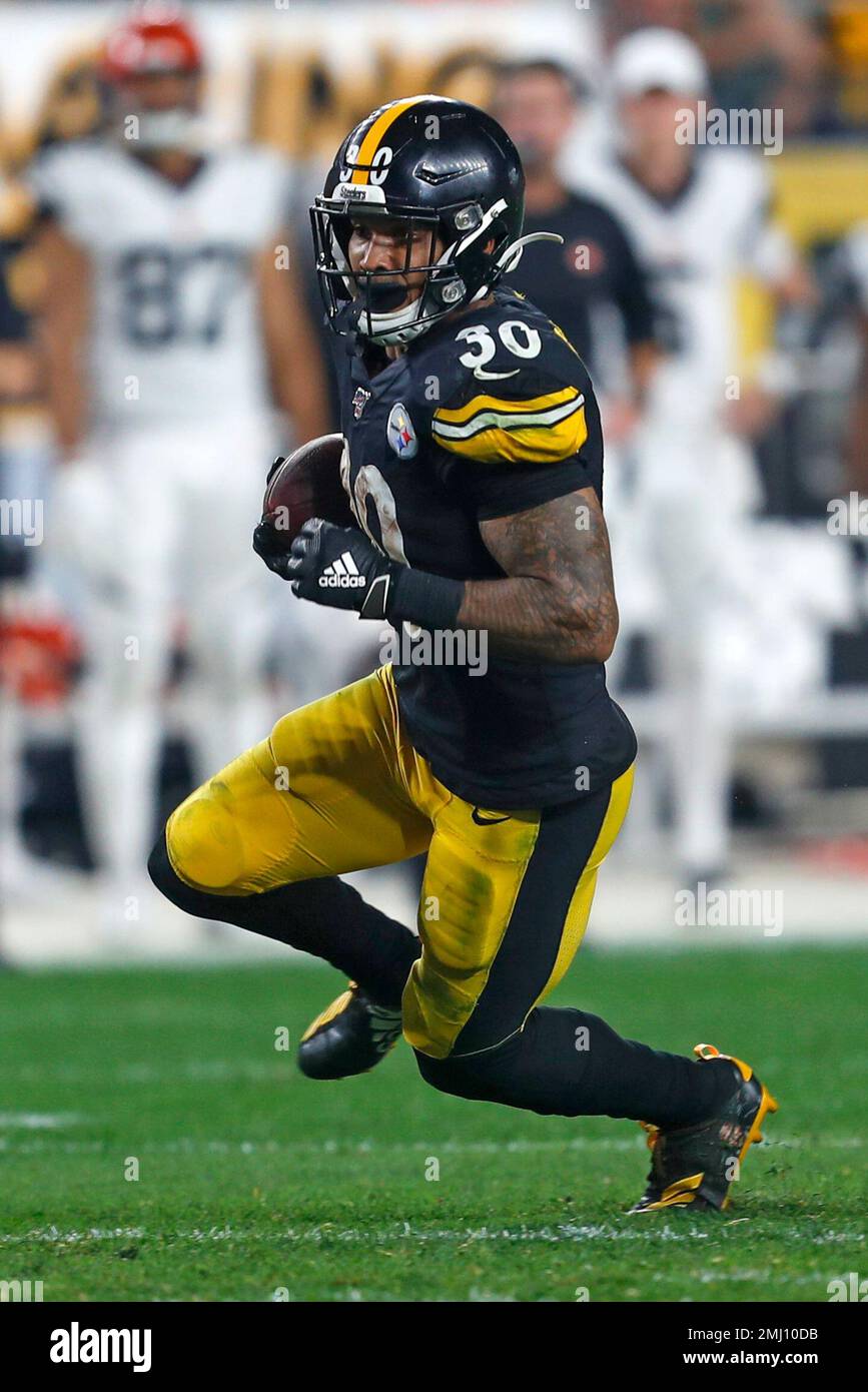 Tampa, Florida, USA. 24th Sep, 2018. Tampa Bay Buccaneers outside  linebacker Kwon Alexander (58) tackles Pittsburgh Steelers running back  James Conner (30) after making the catch in the 1st half during the