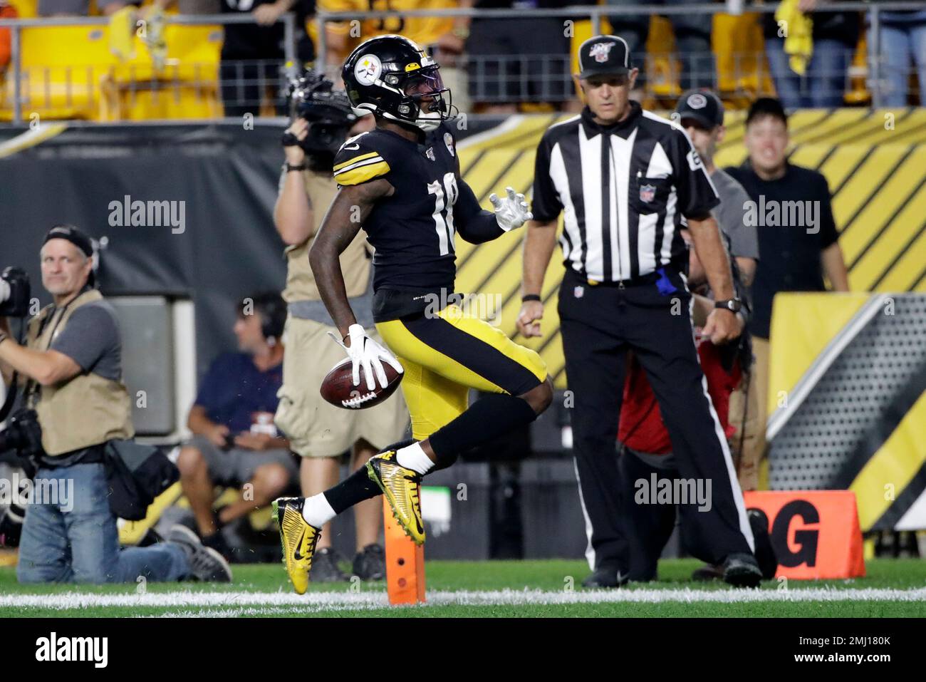 Diontae Johnson of the Pittsburgh Steelers lines up during the