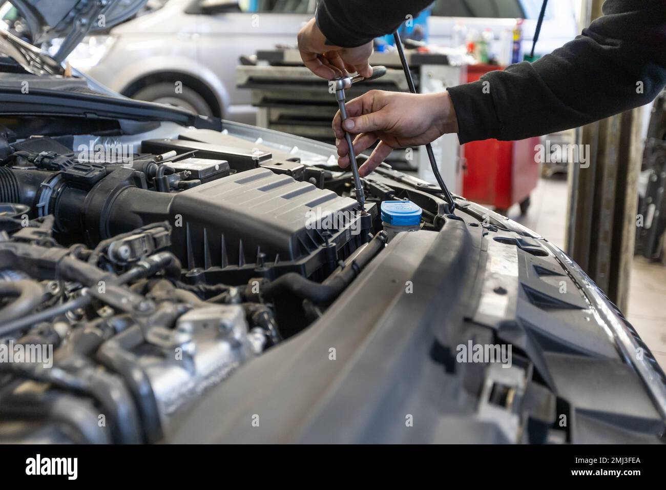 Professional car servis man changing the air filter by the car engine, car service concept Stock Photo