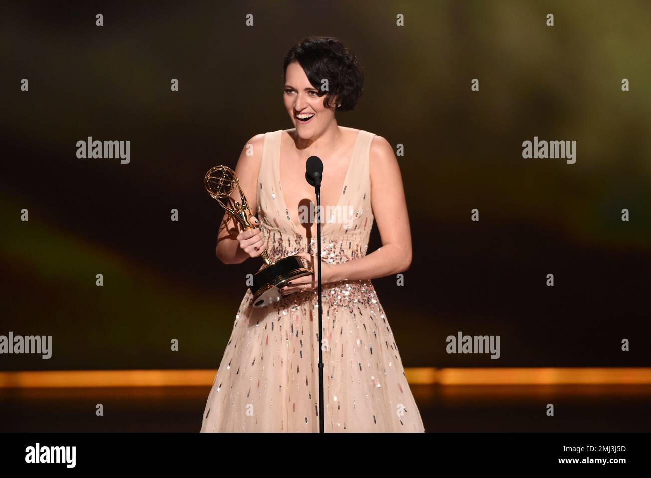 Phoebe WallerBridge accepts the award for outstanding lead actress in(00)