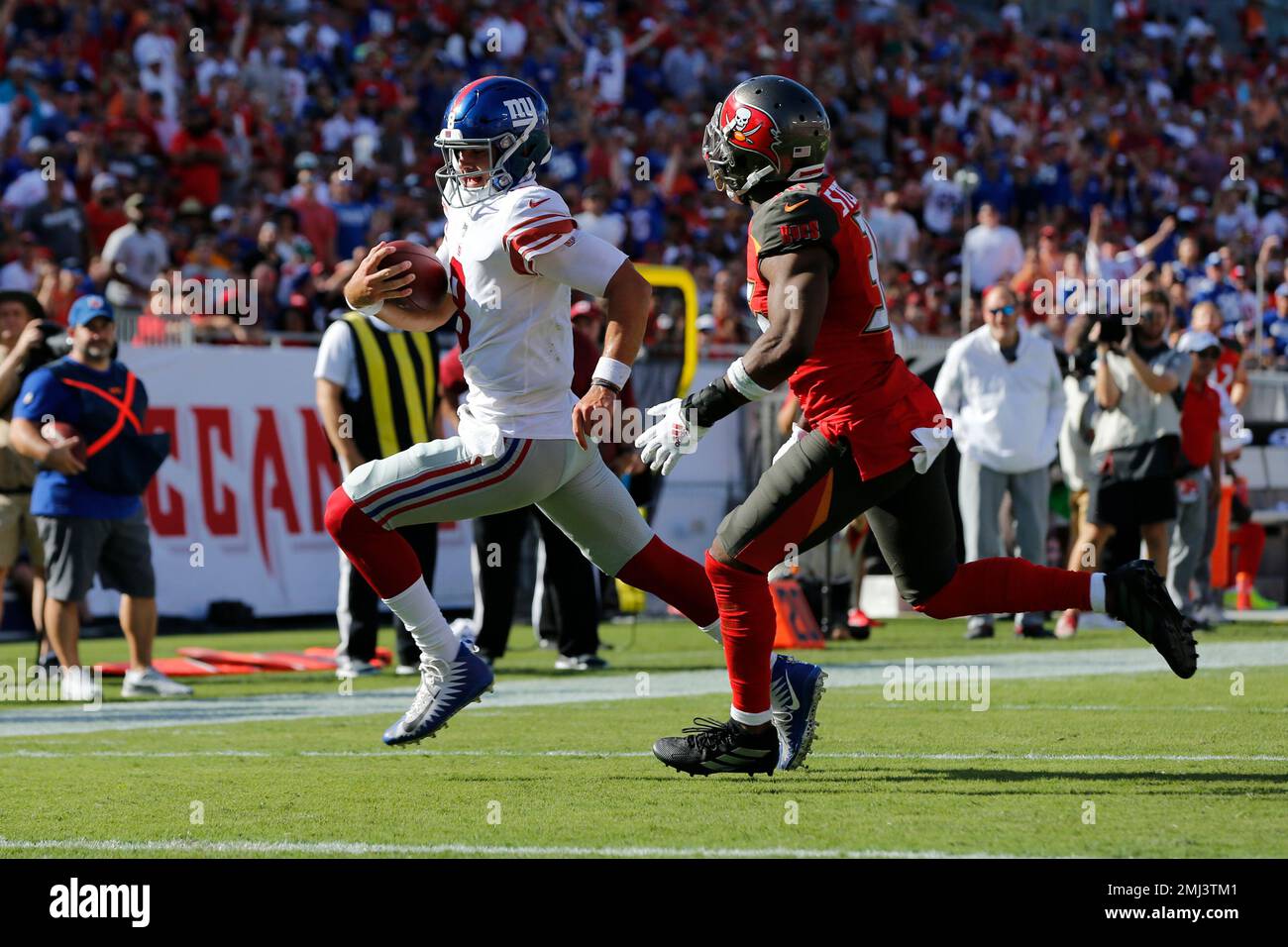New York Giants quarterback Daniel Jones (8) runs by Tampa Bay Buccaneers cornerback M.J. Stewart for a score during the first half of an NFL football game Sunday, Sept. 22, 2019, in Tampa, Fla. (AP Photo/Mark LoMoglio) Stock Photo