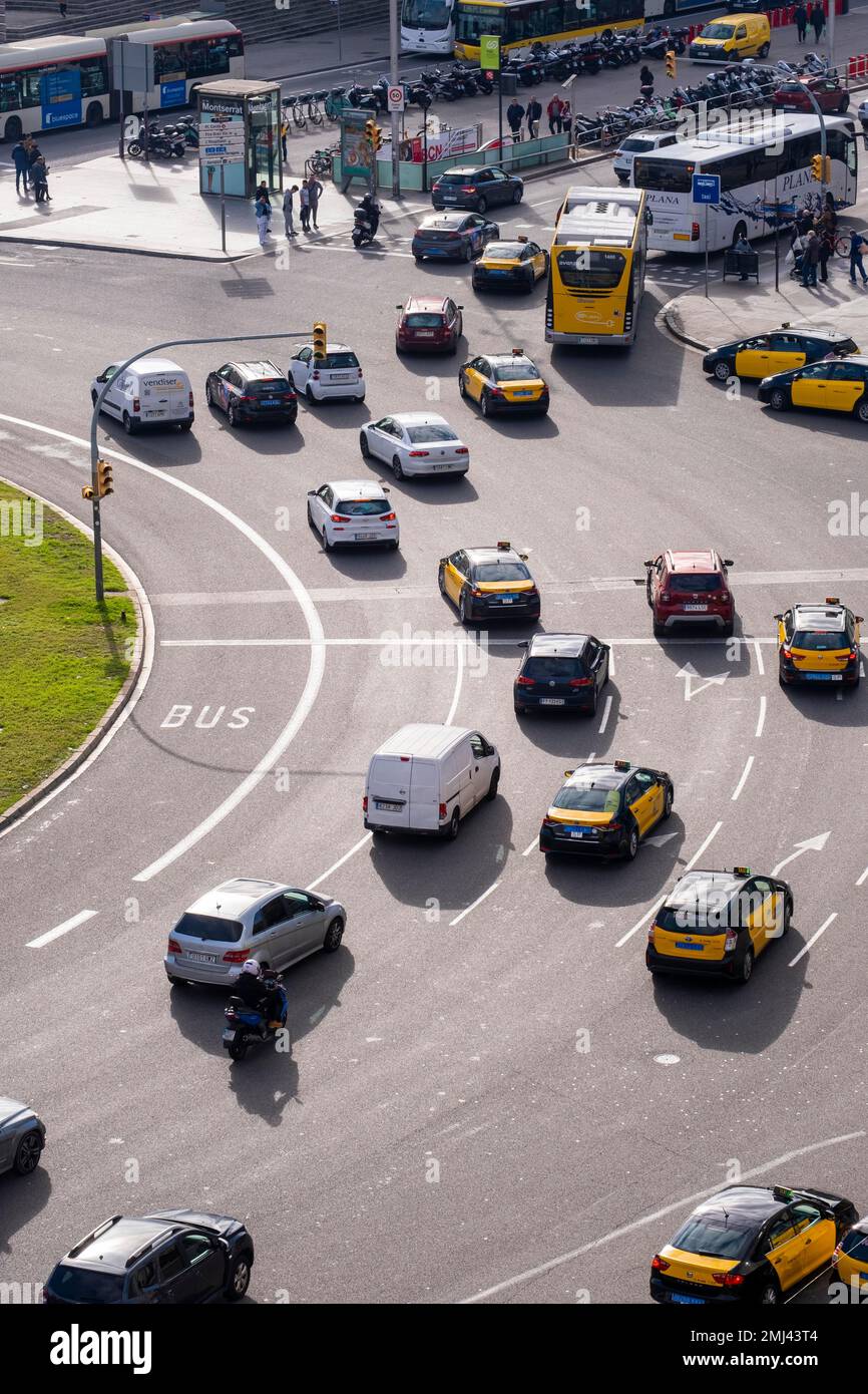Car traffic in the city hi-res stock photography and images - Alamy