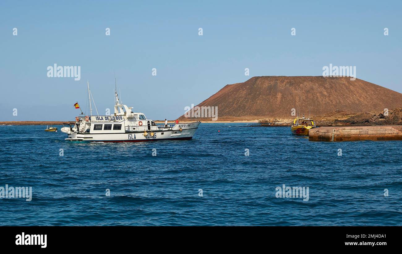 Excursion boat, sailing into harbour, north, Los Lobos Island, nature