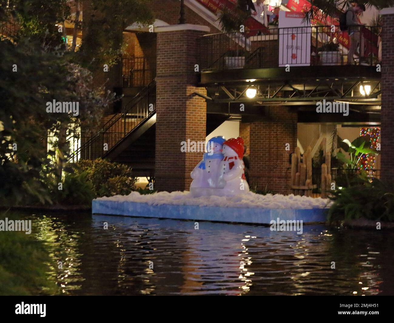 Snow couple inside Gaylord Opryland, Nashville, TN Stock Photo Alamy