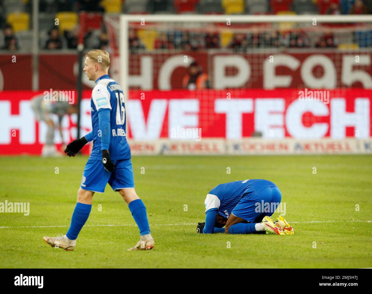 Duesseldorf, Germany. 27th Jan, 2023. Soccer: 2nd Bundesliga, Fortuna  Düsseldorf - 1. FC Magdeburg, Matchday 18, at Merkur Spiel-Arena.  Magdeburg's Andreas Müller (l) and Moritz Kwarteng react after the final  whistle. Credit: