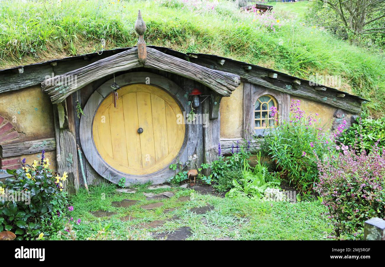 Hobbit dugout with yellow door - Matamata, New Zealand Stock Photo