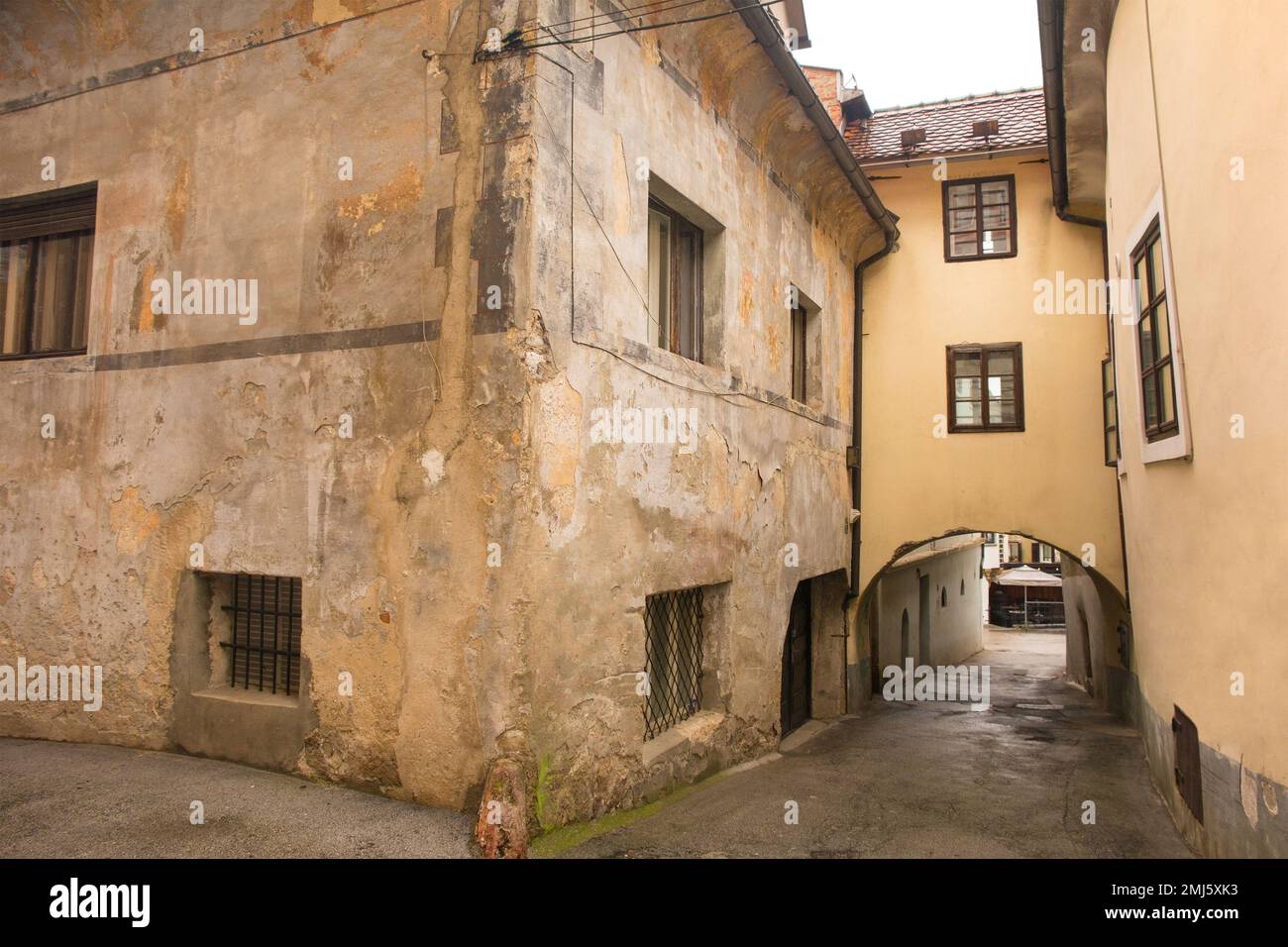 An arch spanning a medieval street  in the historic centre of Skofja Loka in Gorenjska, Slovenia Stock Photo